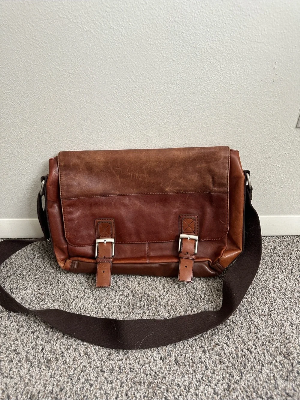 Fossil Chestnut Brown Leather Messenger Bag with Dark Brown Strap